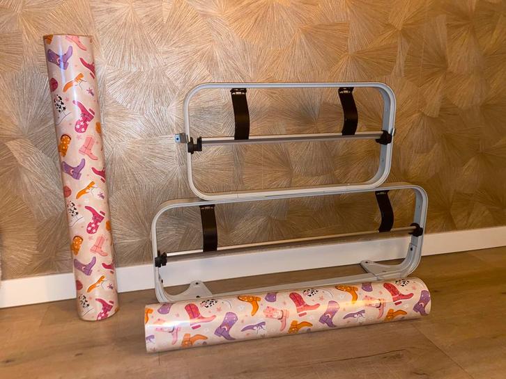 Cadeaupapierhouder papierrolhouder met inpakpapier cowboy, Diversen, Cadeaupapier, Zo goed als nieuw, Ophalen