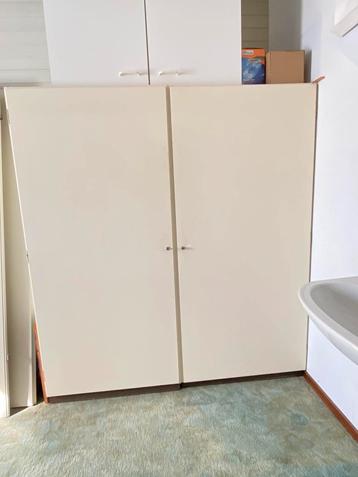 Kledingkasten beschikbaar voor biedingen