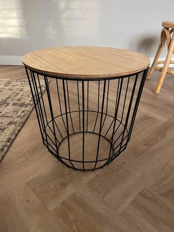 Leuk bijzettafeltje met metalen frame beschikbaar voor biedingen