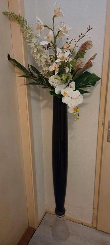 Elegant bloemstuk in prachtige hoge design vaas beschikbaar voor biedingen
