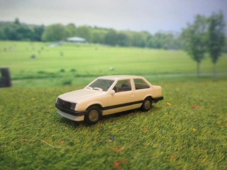 Opel Corsa A TR Sedan - Herpa wit, Hobby en Vrije tijd, Modelauto's | 1:87, Zo goed als nieuw, Auto, Herpa, Ophalen of Verzenden
