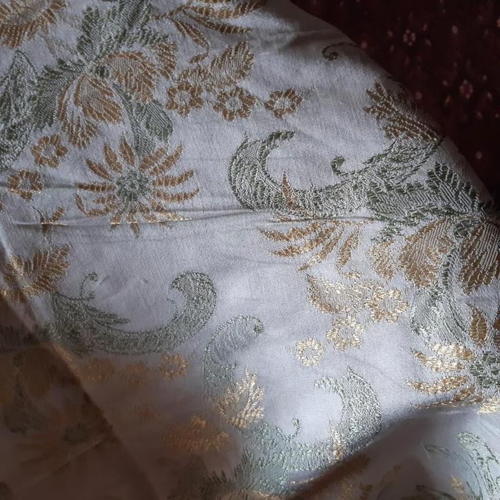 Oude coupon franse stof goudbrocaat en zachtgroen 150x150, Antiek en Kunst, Antiek | Kleden en Textiel, Verzenden