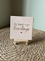 Tegeltje met tekst en staander erbij, Huis en Inrichting, Ophalen of Verzenden, Nieuw