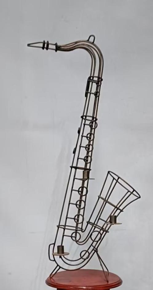 Metalen saxofoon kaarsenhouder, Huis en Inrichting, Woonaccessoires | Kandelaars en Kaarsen, Gebruikt, Kandelaar, 75 cm of meer