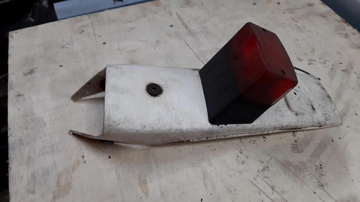 Suzuki TS50X witte spatbord eindstuk plus lamp, Fietsen en Brommers, Brommeronderdelen | Oldtimers, Zo goed als nieuw, Overige merken