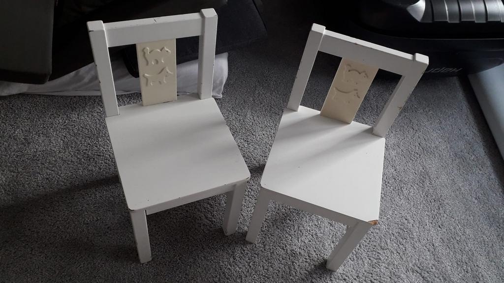 2 witte kinder stoelen en tafel, Kinderen en Baby's, Kinderkamer | Tafels en Stoelen, Ophalen, Gebruikt, Tafel(s) en Stoel(en)