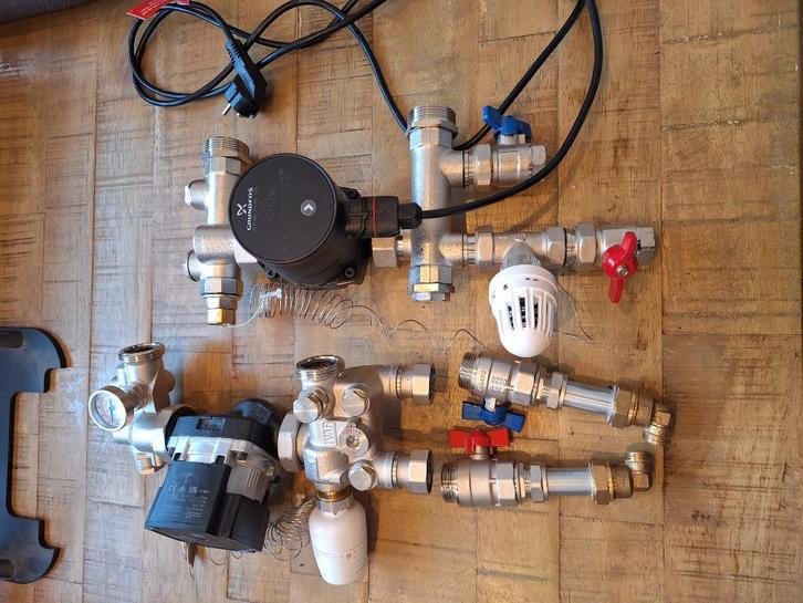 Grundfos circulatie pompen  alpha 1, en UPM3 auto, Doe-het-zelf en Verbouw, Verwarming en Radiatoren, Gebruikt, Overige typen