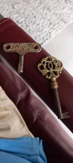 2 ZEER OUDE SLEUTELS DE KLOK SLEUTEL VAN SCHUCO IS NERGENS T, Antiek en Kunst, Ophalen of Verzenden