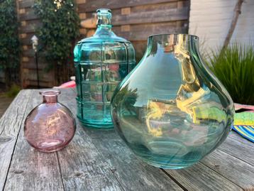 Gekleurde glazen vazen beschikbaar voor biedingen