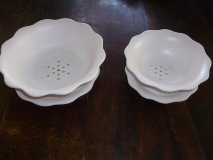 2 Flora wit eiglans fruittesten Ø 22 + 18 cm, Huis en Inrichting, Keuken | Servies, Zo goed als nieuw, Overige typen, Overige stijlen