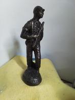 14113) beeld   Soldaat over zee  hoog  22cm gesigneerd, Ophalen of Verzenden
