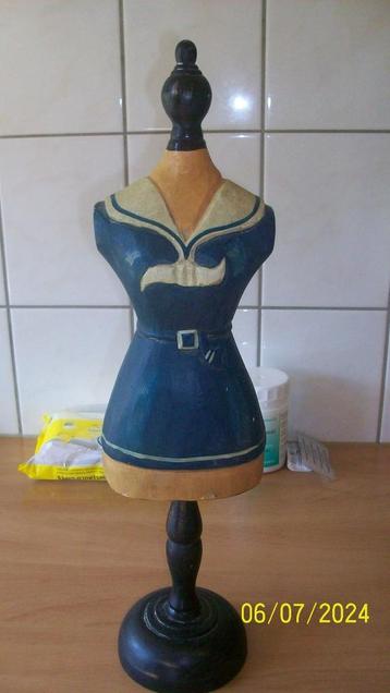 Brocant paspopje beschikbaar voor biedingen