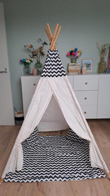 Zwart/ecru kleurige leuke tipitent. Vloerkleed en kussens. beschikbaar voor biedingen