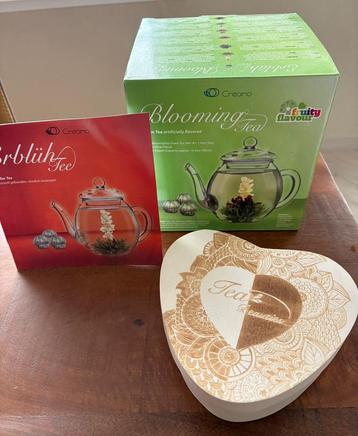 Theebloemen met glazen theepot beschikbaar voor biedingen