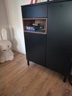 Zwart dressoir op hoge stalen poten en notenhouten nis, Huis en Inrichting, Kasten | Dressoirs, Ophalen, Zo goed als nieuw, 25 tot 50 cm