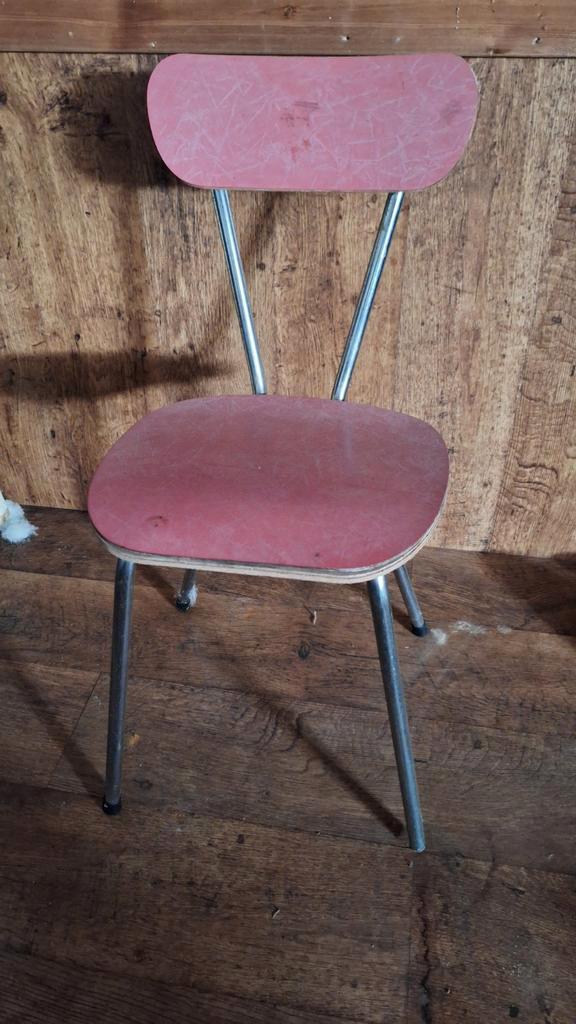 Retro stoeltje roze / rood, Huis en Inrichting, Stoelen, Gebruikt, Eén, Hout, Metaal, Rood, Ophalen