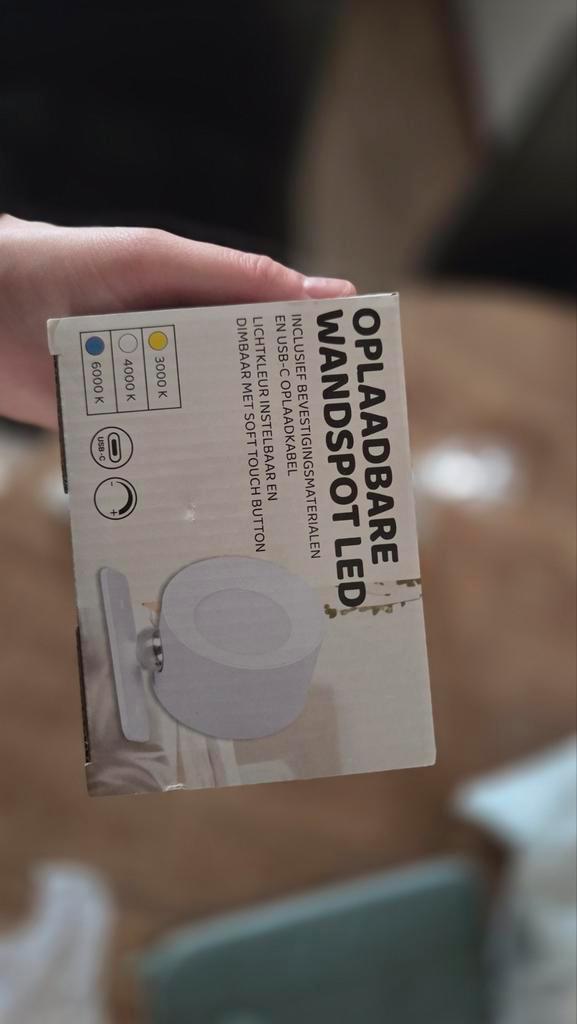 Wandspot wit USB oplaadbaar nieuwstaat, Huis en Inrichting, Lampen | Spots, Nieuw, Plafondspot of Wandspot, Metaal of Aluminium