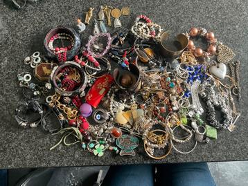 Partij sieraden waaronder zilver beschikbaar voor biedingen