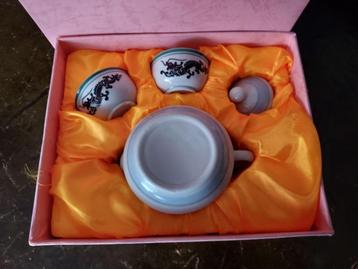 Mooi klein serviesje beschikbaar voor biedingen