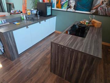 Hele mooie moderne keuken met kookeiland en bar beschikbaar voor biedingen