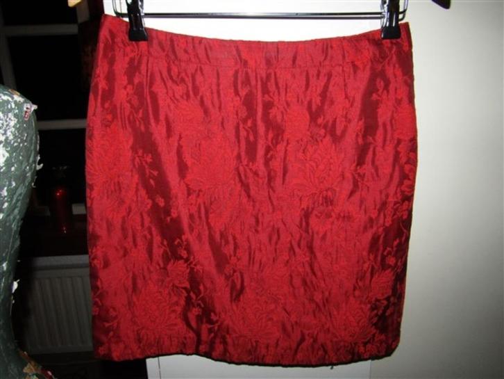 C1063 Pulls mt 34 rok rood gobelin college zijde, Kleding | Dames, Rokken, Zo goed als nieuw, Maat 34 (XS) of kleiner, Rood, Boven de knie