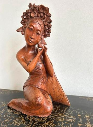 Prachtig gestoken hardhouten beeld van een Balinese vrouw. beschikbaar voor biedingen