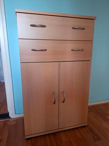 Houten kastje beschikbaar voor biedingen