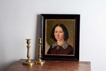 Antiek portretschilderij van een vrouw met een camee beschikbaar voor biedingen