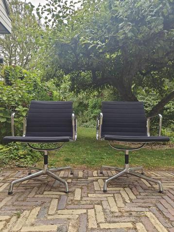 2x Vitra Eames EA 107 Stoelen – Zwart Hopsak & Chroom beschikbaar voor biedingen