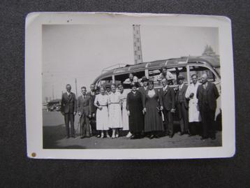 Groepsfoto: Personeel RVS onderweg met de bus; ca. ‘30/’35 beschikbaar voor biedingen