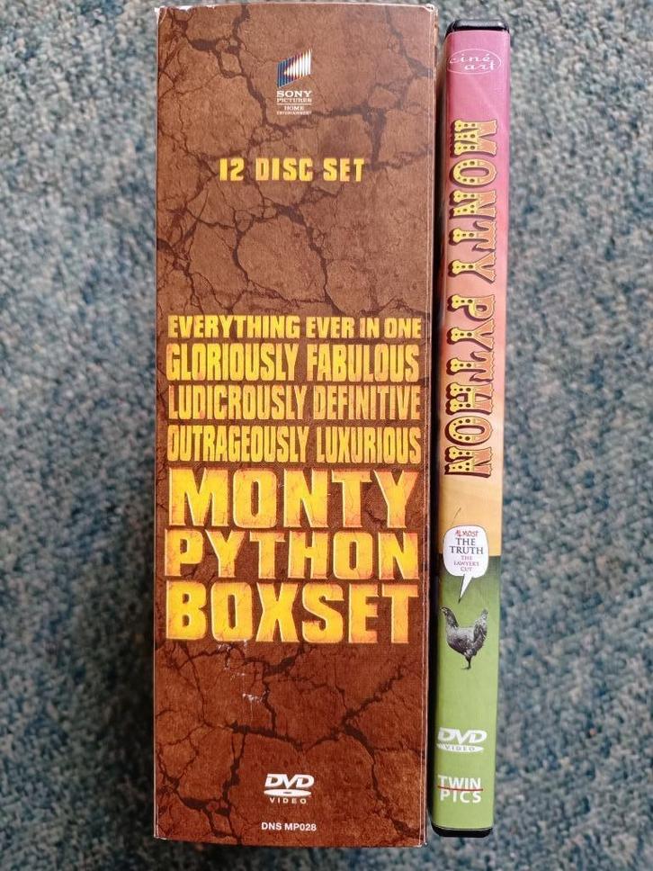Monty Python 12 dvd box, Tv-serie compleet en films, Cd's en Dvd's, Dvd's | Komedie, Zo goed als nieuw, Boxset, Ophalen of Verzenden