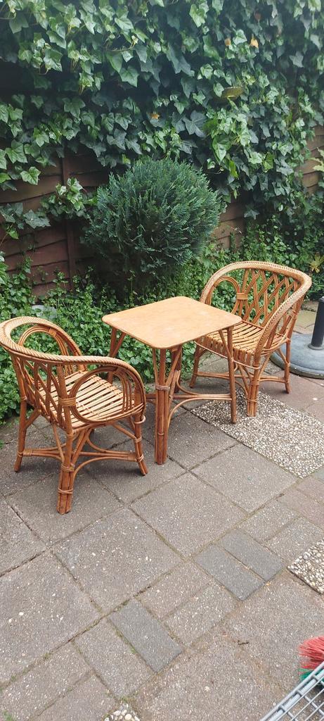 Kinderstoeltjes en tafeltje rotan, Kinderen en Baby's, Kinderkamer | Tafels en Stoelen, Gebruikt, Tafel(s) en Stoel(en), Ophalen