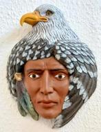 Vintage Indianen hoofd met arend om op te hangen., Verzamelen, Beelden en Beeldjes, Ophalen of Verzenden, Zo goed als nieuw, Mens
