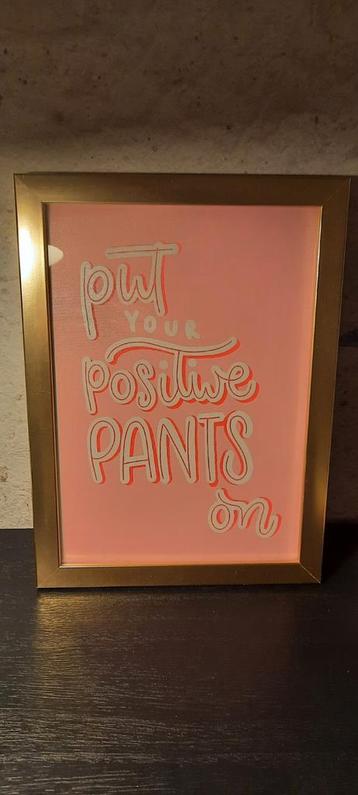 Positieve Pants Print met Gouden Lijst beschikbaar voor biedingen
