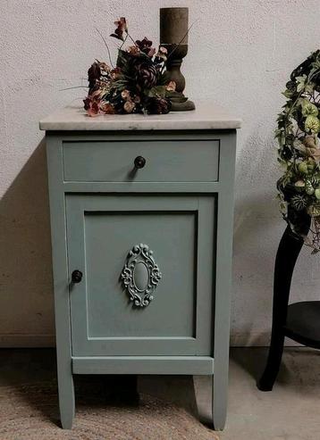 Brocante nachtkastje kastje met marmeren blad beschikbaar voor biedingen