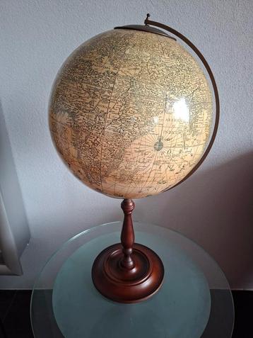 Antieke Globe met Houten Standaard beschikbaar voor biedingen