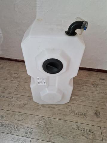 Een 80 liter water tank beschikbaar voor biedingen