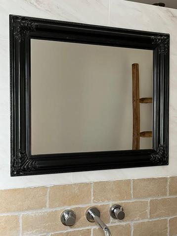 Klassiek zwarte spiegel 75x64 beschikbaar voor biedingen