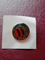 speldje / Pin - We Serve Better Together, Verzamelen, Speldjes, Pins en Buttons, Ophalen, Zo goed als nieuw, Overige onderwerpen