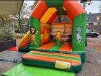 Te koop overdekt springkussen jungle met glijbaan, Hobby en Vrije tijd, Feestartikelen, Ophalen of Verzenden, Zo goed als nieuw