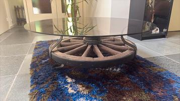 Unieke Salon tafel van rijtuig wiel met glazen blad  beschikbaar voor biedingen