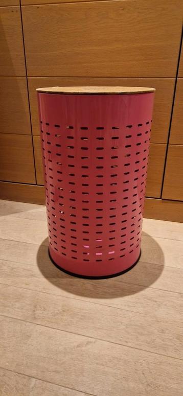 Leuke, vrolijke roze wasmand beschikbaar voor biedingen