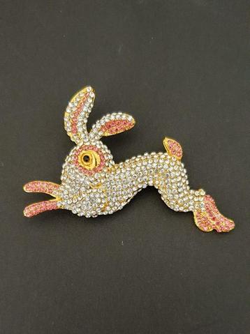 Goudkleurige broche met konijn en swarovski elementen beschikbaar voor biedingen