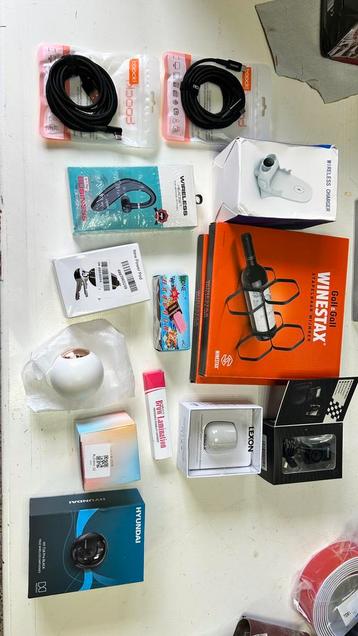 Doos vol gadgets beschikbaar voor biedingen