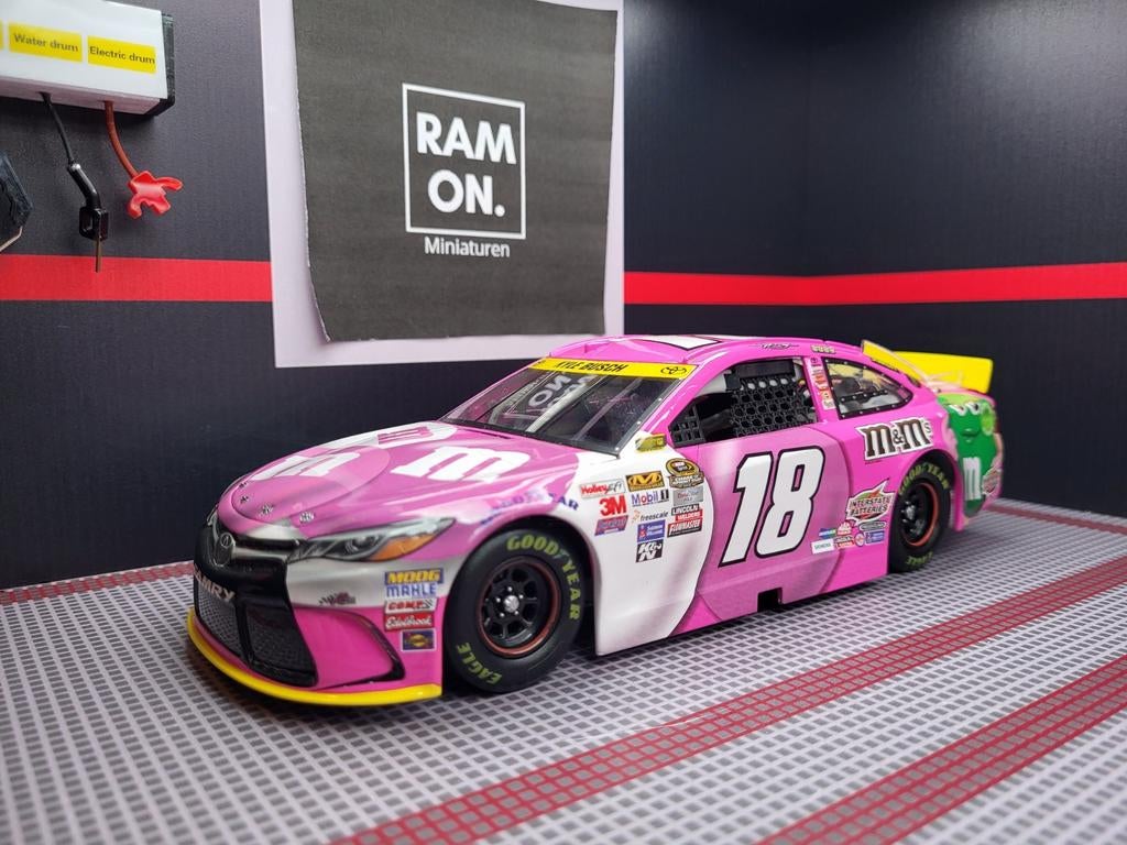 1/24 #18 Kyle Busch M&M's Pink 2015, Hobby en Vrije tijd, Modelauto's | 1:24, Ophalen of Verzenden, Zo goed als nieuw, Auto, Overige merken