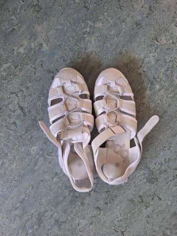 Witte sandaal met klittenbandsluiting beschikbaar voor biedingen