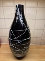 Zwarte glazen vaas met witte lijnen (kunstwerk), Antiek en Kunst, Ophalen of Verzenden