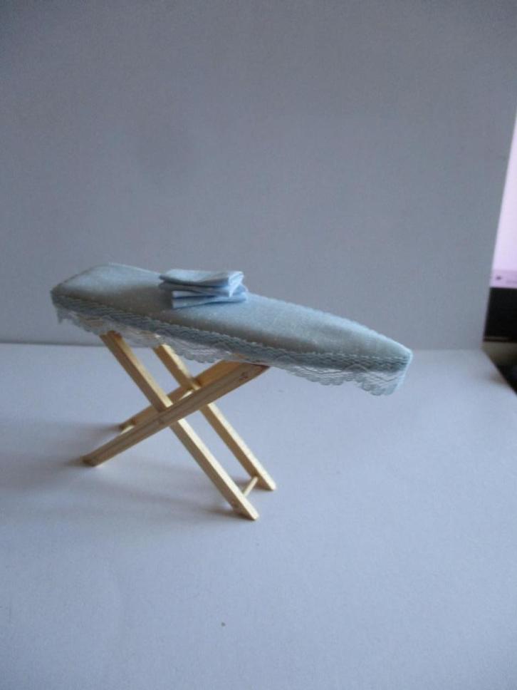 poppenhuis strijkplank inklapbaar, Verzamelen, Poppenhuizen en Toebehoren, Zo goed als nieuw, Decoratie, Ophalen of Verzenden