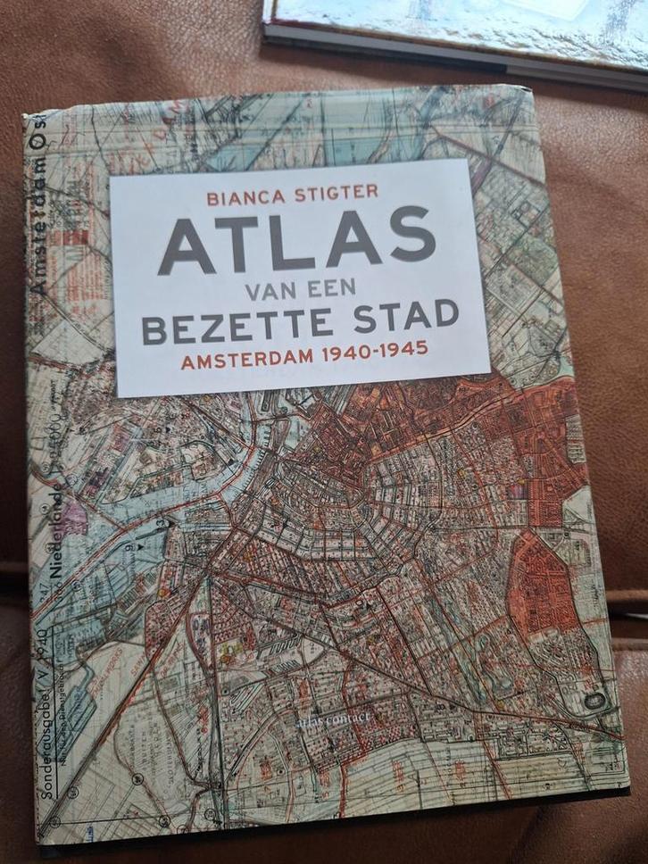 Atlas van een Bezette Stad - Amsterdam 1940-1945, Boeken, Atlassen en Landkaarten, Zo goed als nieuw, Bosatlas, Nederland, 1800 tot 2000