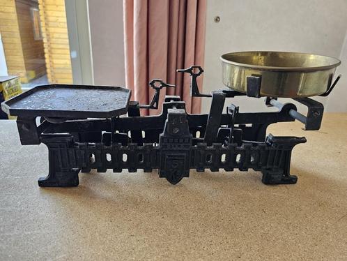 Antieke gietijzeren balansweegschaal met koperen schaal, Antiek en Kunst, Antiek | Gereedschap en Instrumenten, Ophalen of Verzenden